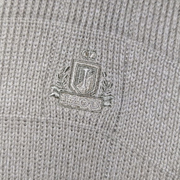 An Izod mens chunky sweater. It has a PTP 23.5", 25" from neck to hem in front. - Picture 9 of 9